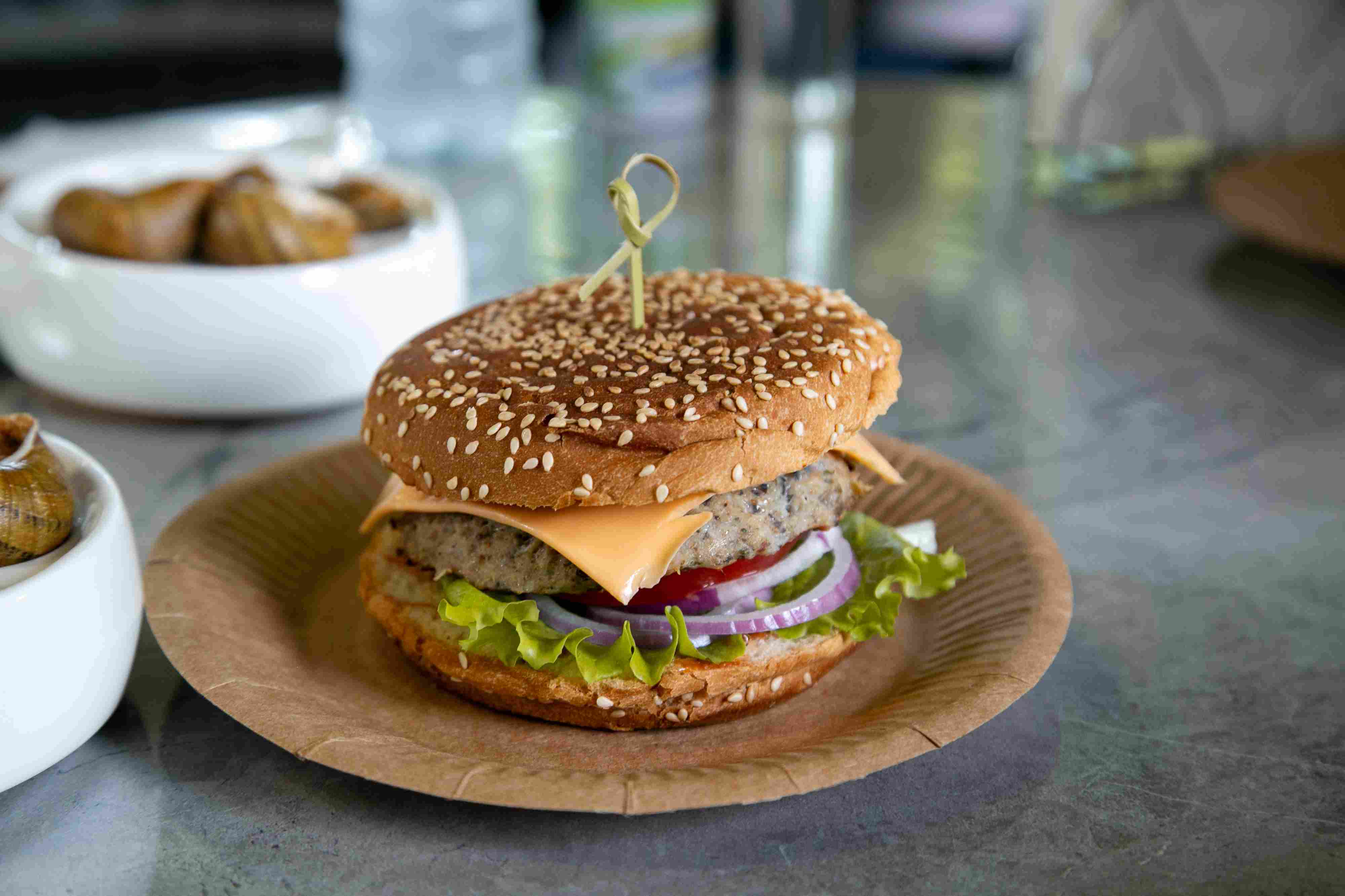 Бургер с мясом улитки